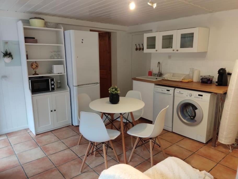 Appartement En Rez De Jardin Et Terrasse Ds Villa Hyeres Exterior photo